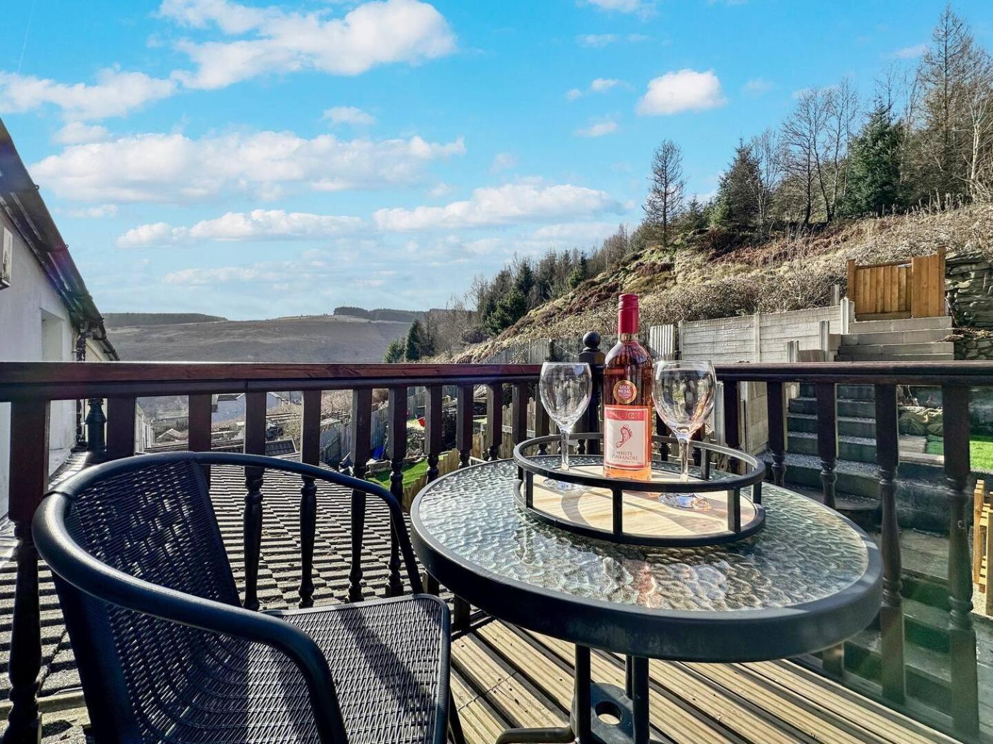 3 Bed Home In Tonypandy With Balcony View Room Llwynypia Extérieur photo