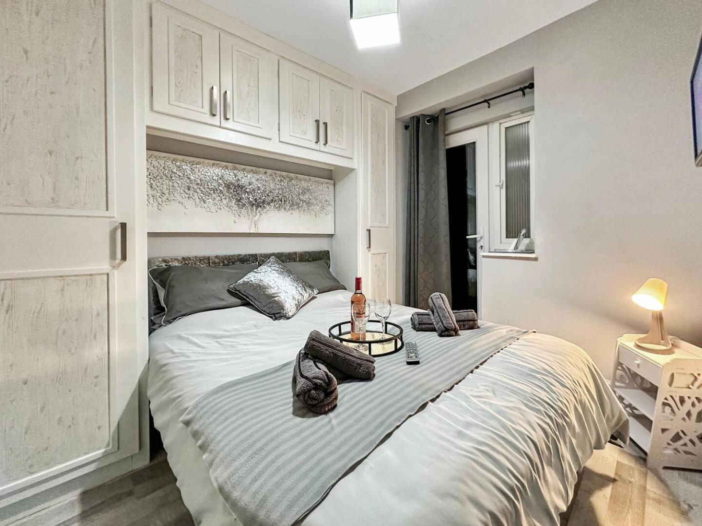3 Bed Home In Tonypandy With Balcony View Room Llwynypia Extérieur photo