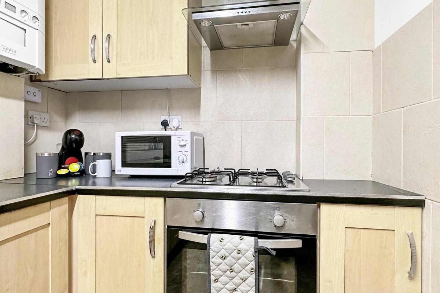 3 Bed Home In Tonypandy With Balcony View Room Llwynypia Extérieur photo