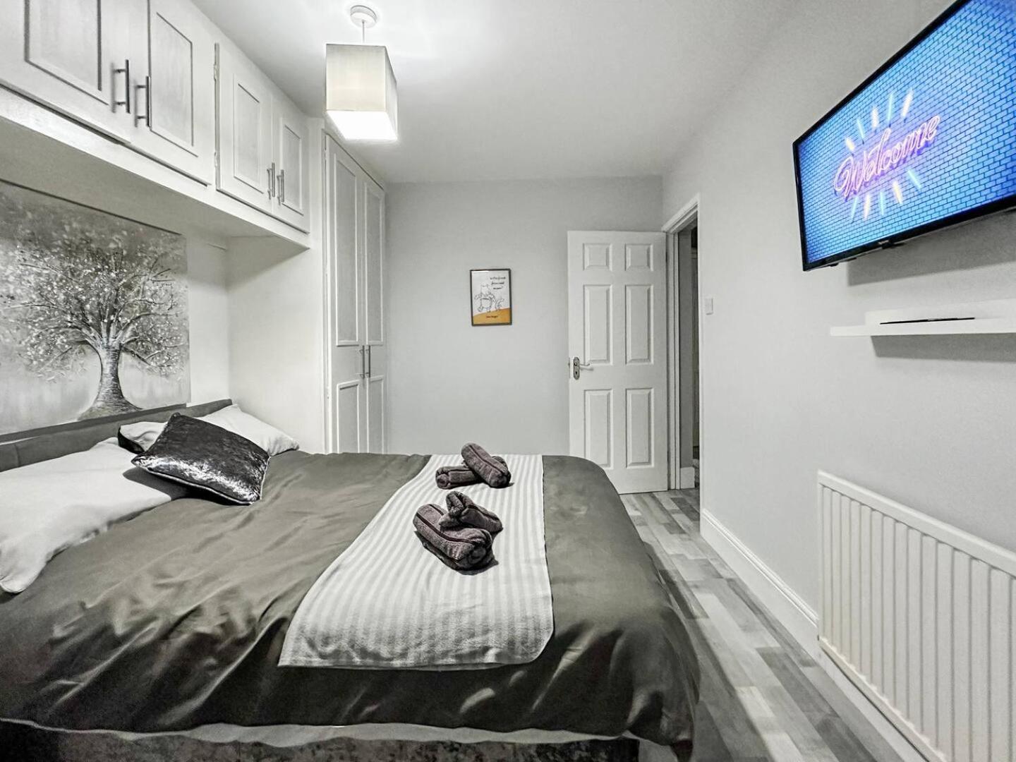 3 Bed Home In Tonypandy With Balcony View Room Llwynypia Extérieur photo