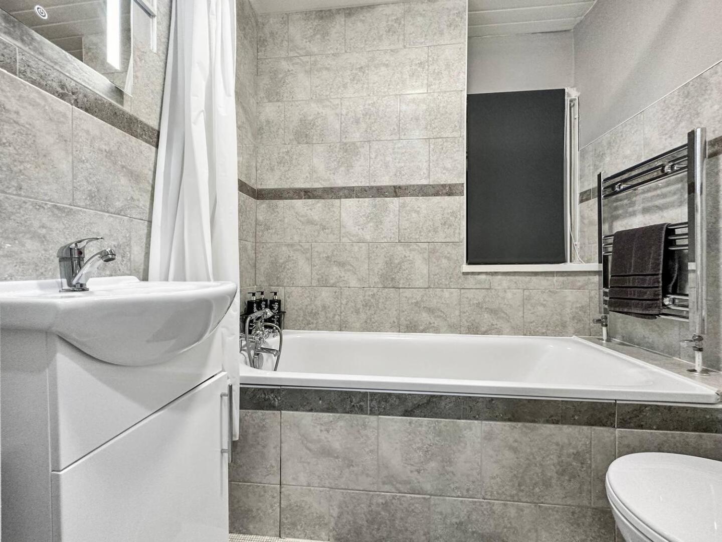 3 Bed Home In Tonypandy With Balcony View Room Llwynypia Extérieur photo