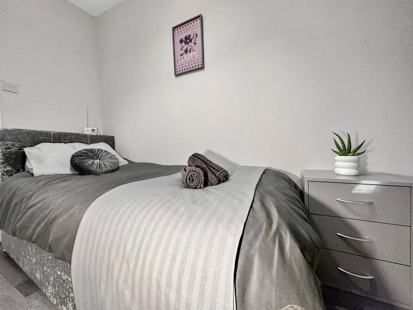 3 Bed Home In Tonypandy With Balcony View Room Llwynypia Extérieur photo