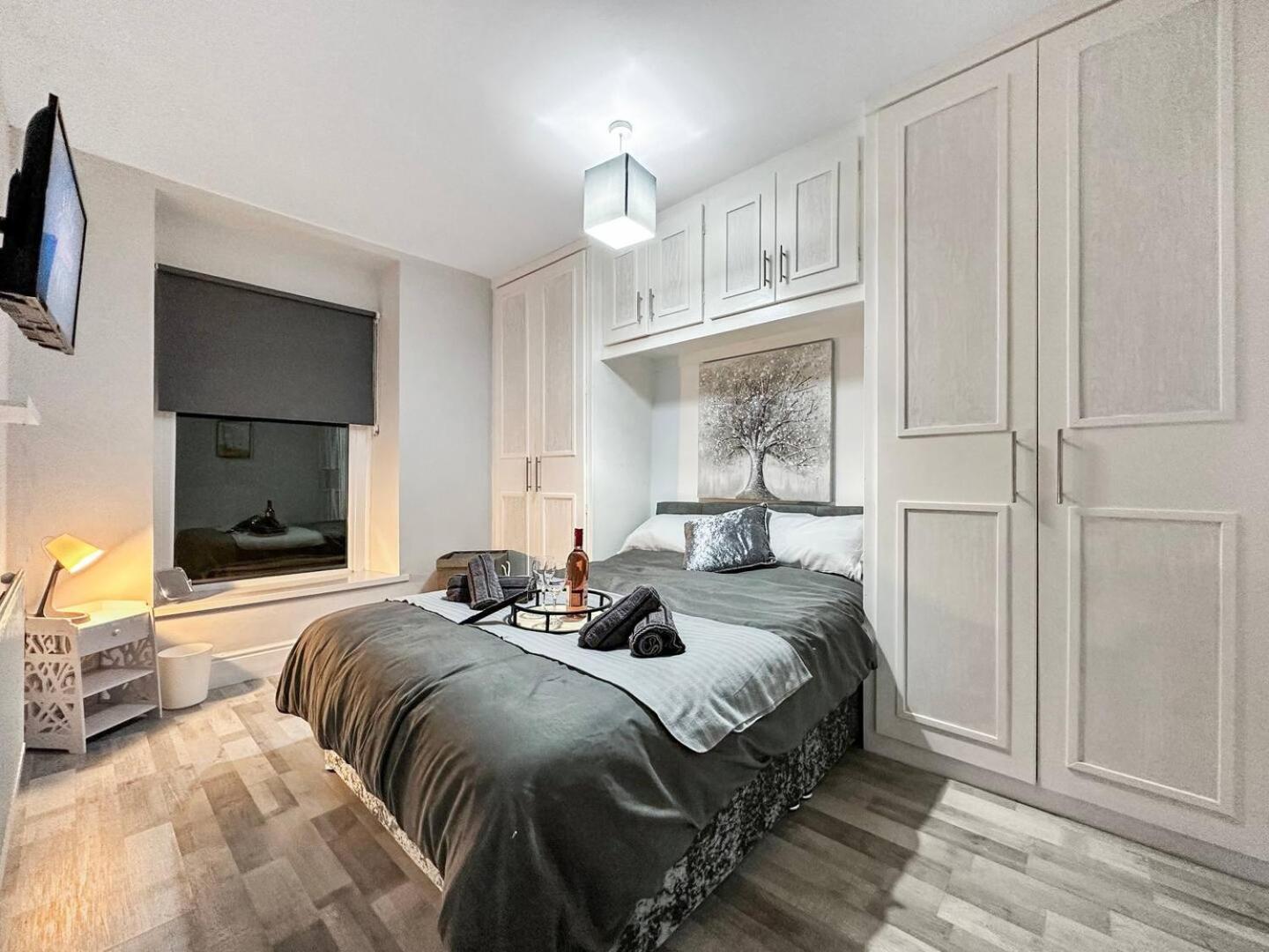 3 Bed Home In Tonypandy With Balcony View Room Llwynypia Extérieur photo