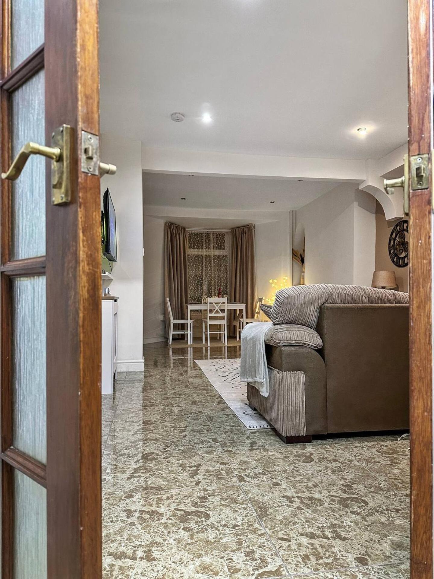 3 Bed Home In Tonypandy With Balcony View Room Llwynypia Extérieur photo