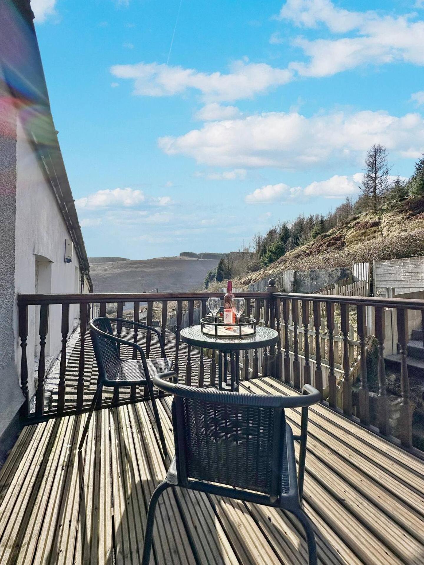 3 Bed Home In Tonypandy With Balcony View Room Llwynypia Extérieur photo